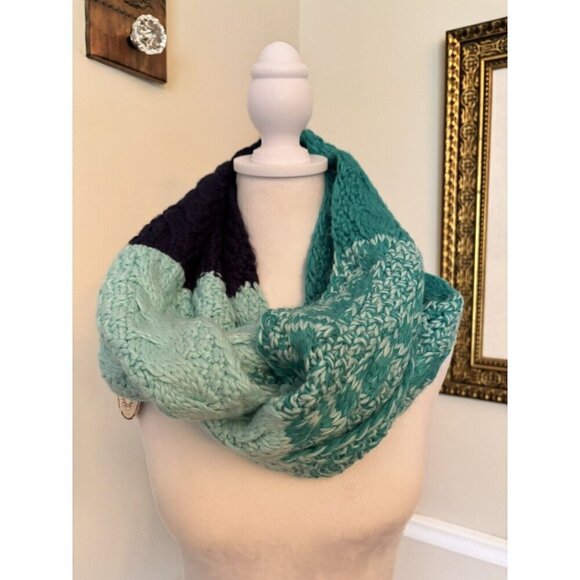 NWT SO Womens Ombre Cable Knit Infinity Scarf Blue Green - Picture 1 of 5